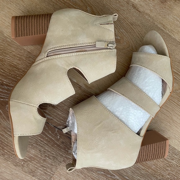 NIB Journee Collection Juniper Tan Heeled Sandals - Picture 7 of 12